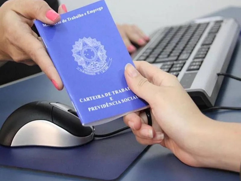 Metade dos brasileiros pretendem mudar de emprego em 2022, segundo levantamento